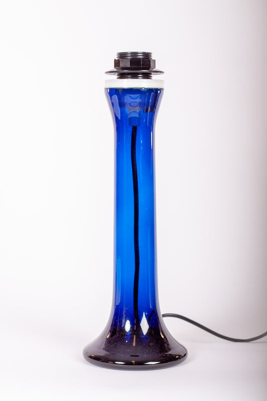 Ståtlig bordslampa i blått glas, modell Trombo från Luxus i Vittsjö, 1960-tal,
