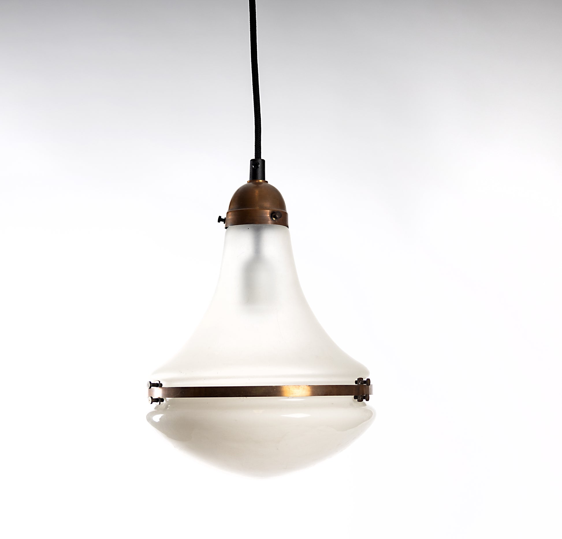 Taklampa i industristil, modell Luzette, i vitt frostat glas med kopparfäste och svart rund textilkabel, 1930-tal

