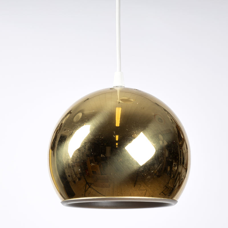 Klassisk taklampa med klotformad glob i blank mässing från 1970-tal
