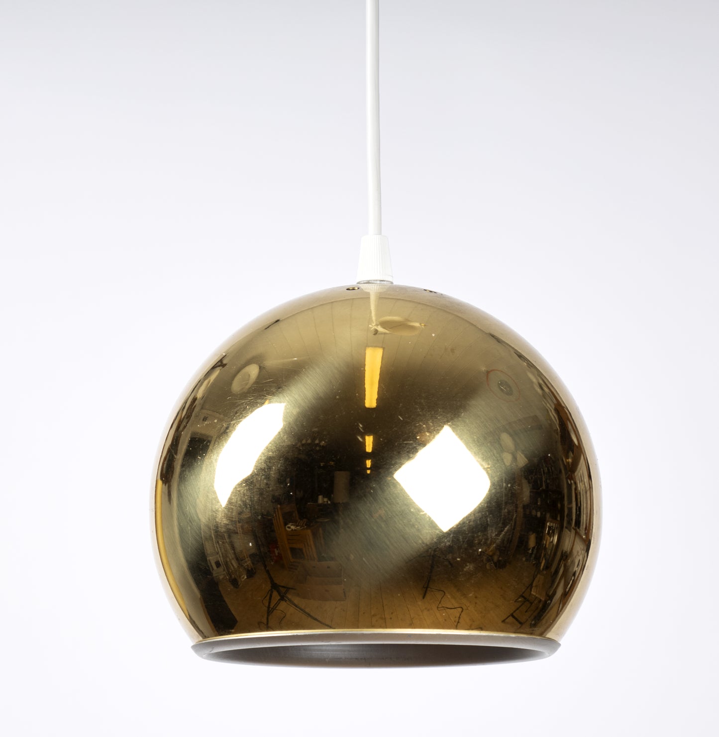 Klassisk taklampa med klotformad glob i blank mässing från 1970-tal