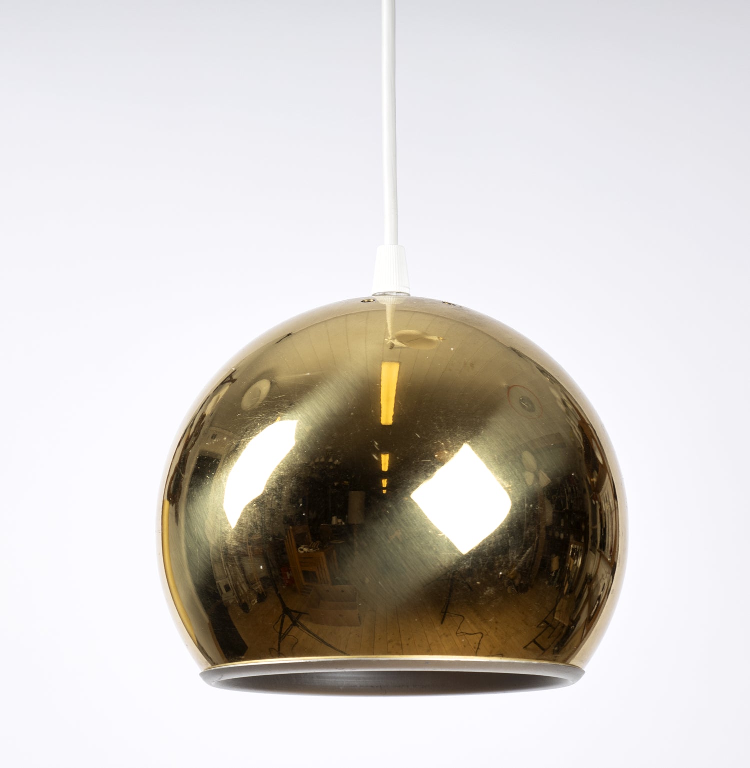 Klassisk taklampa med klotformad glob i blank mässing från 1970-tal