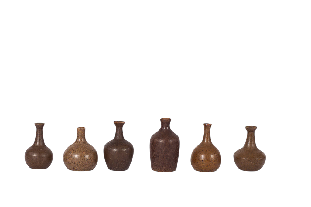 Samling med sex keramikvaser i miniatyr, varierande form och glasyr
