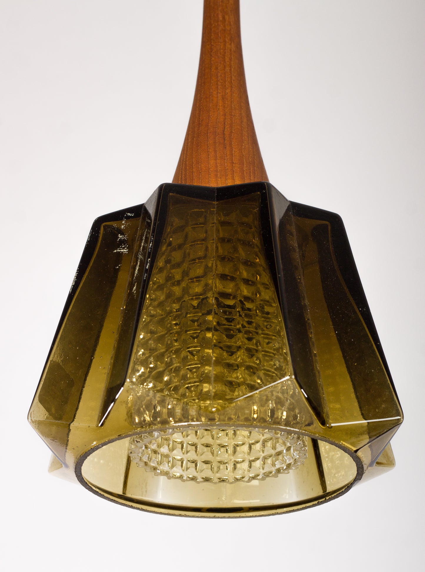 Fönsterlampa i gröntonat glas med innerkupa i klart pressglas och teakfäste, Orrefors, Carl Fagerlund
