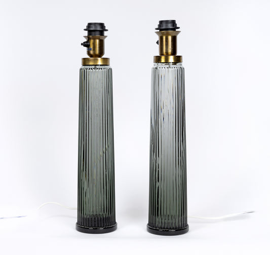 Ett par eleganta lampfötter i rökfärgat glas med överdel i mässing från Tranås Stilarmaturer, 1960-tal
