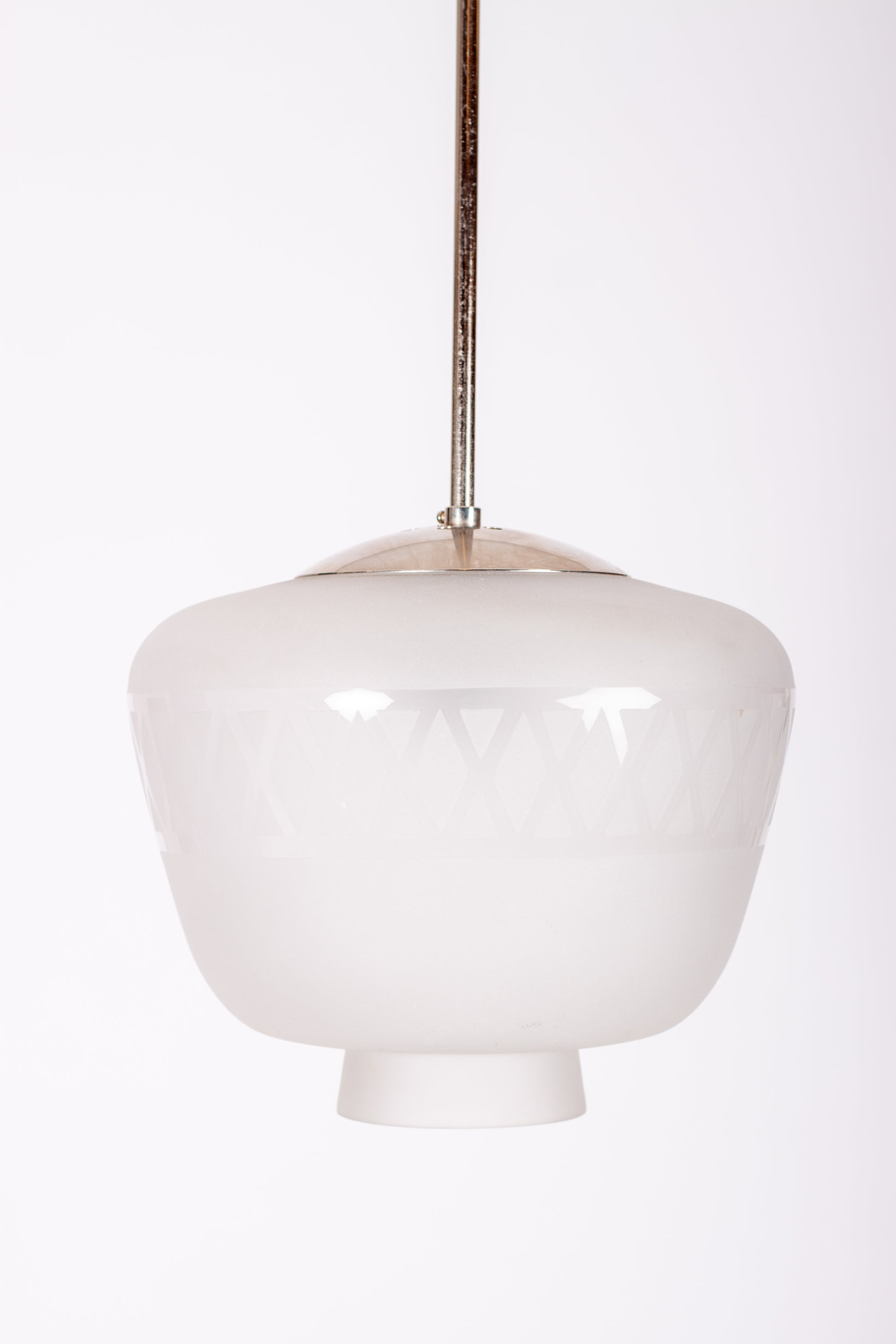 Elegant pendelkupa i frostat glas med kryssmönster, krom- eller nickelpendel, 1930-tal
