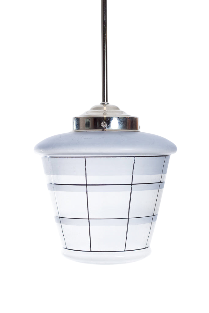 Pendelkupa i frostat glas med svarta rutor. Pendel i nickel eller mässing.