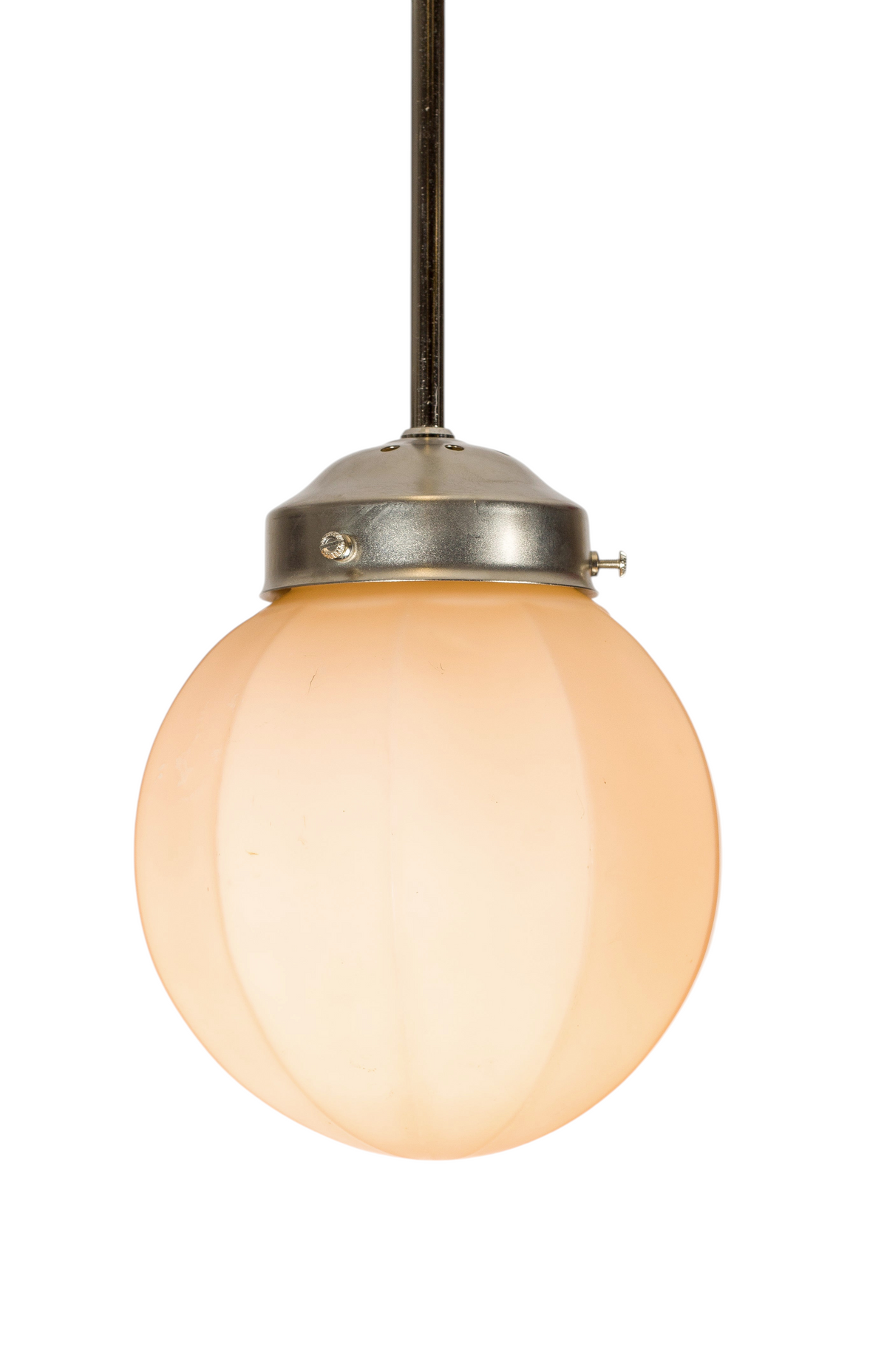 Mindre glaskupa i mjuk orange‑rosa marmorerad ton. Vintage pendelkupa som kan monteras med pendel i nickel, krom, mässing eller textilkabel.