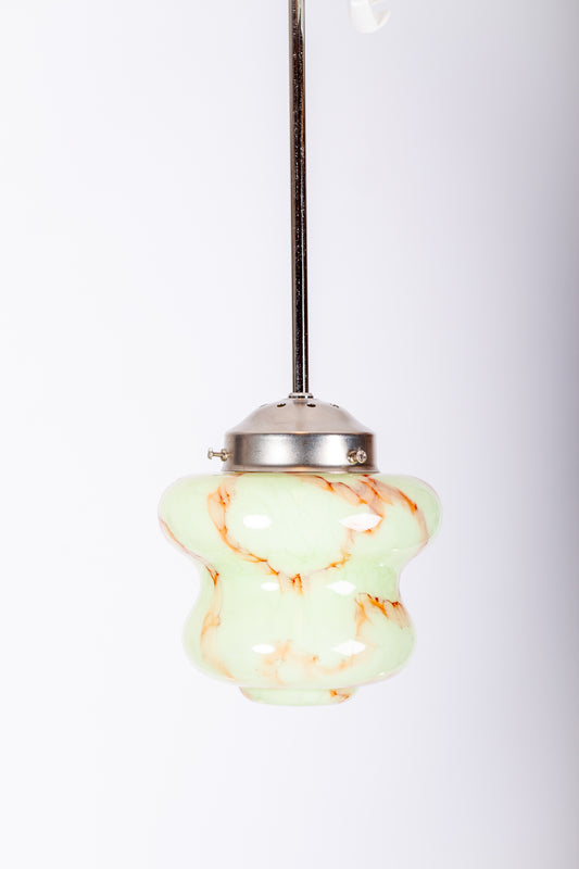 Liten pendelkupa i grönmarmorerat glas med vacker form, krom- eller nickelpendel, 1940-tal
