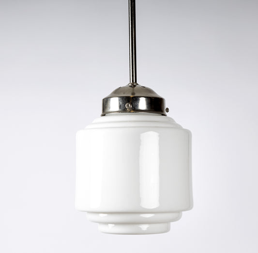 Pendellampa med liten cylindrisk trappformad vit glaskupa och metallpendel, 1930-tal
