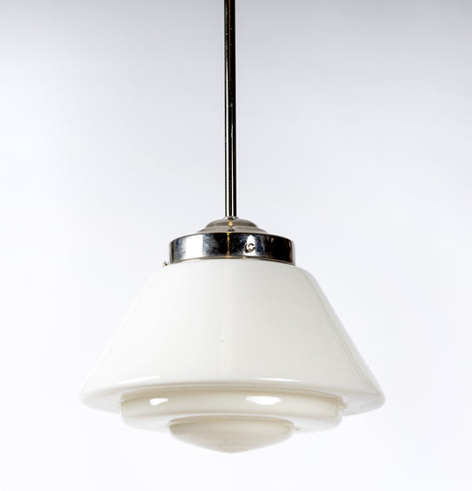 Pendellampa med krämfärgad glaskupa och metallpendel, 1940-tal
