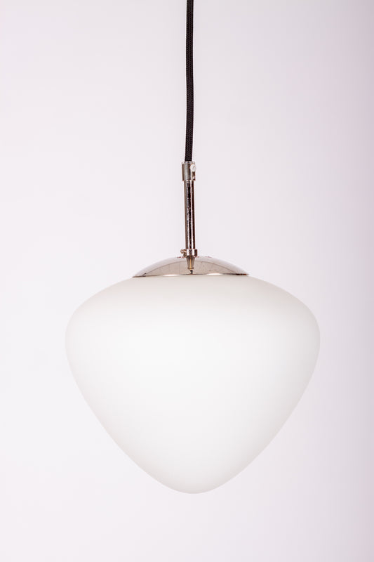 Pendellampa med kupa i mattvitt glas och kromat fäste med svart rund textilkabel, 1960-tal
