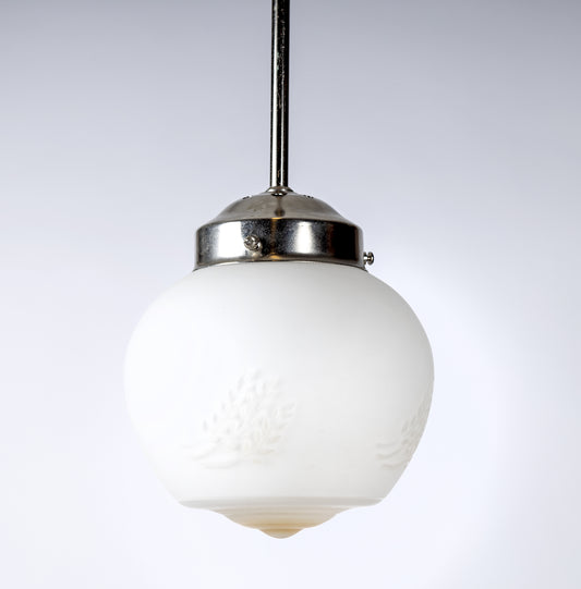 Pendellampa med vitfrostad glaskupa och vagt växtmotiv i relief, metallpendel, 1940-tal
