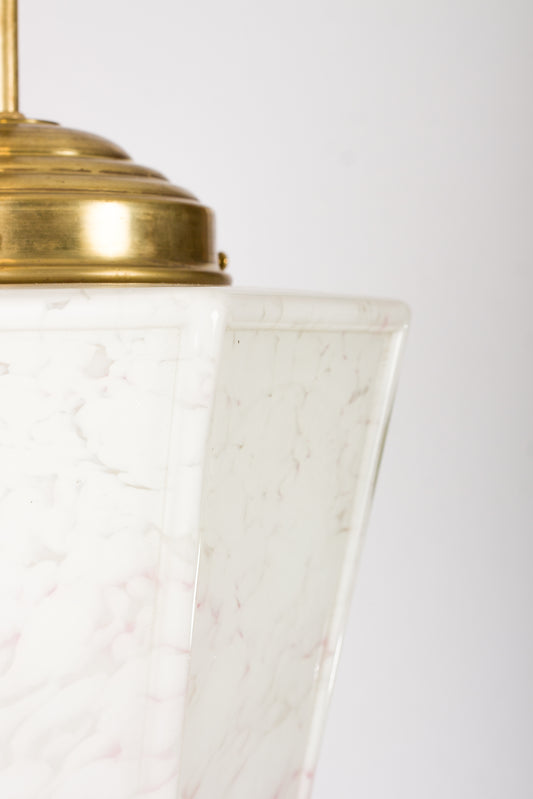 Stor pendellampa med vit marmorerad glaskupa
