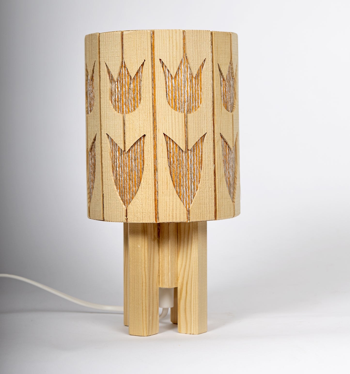 Retro bordslampa i furu och textil, cylindrisk form
