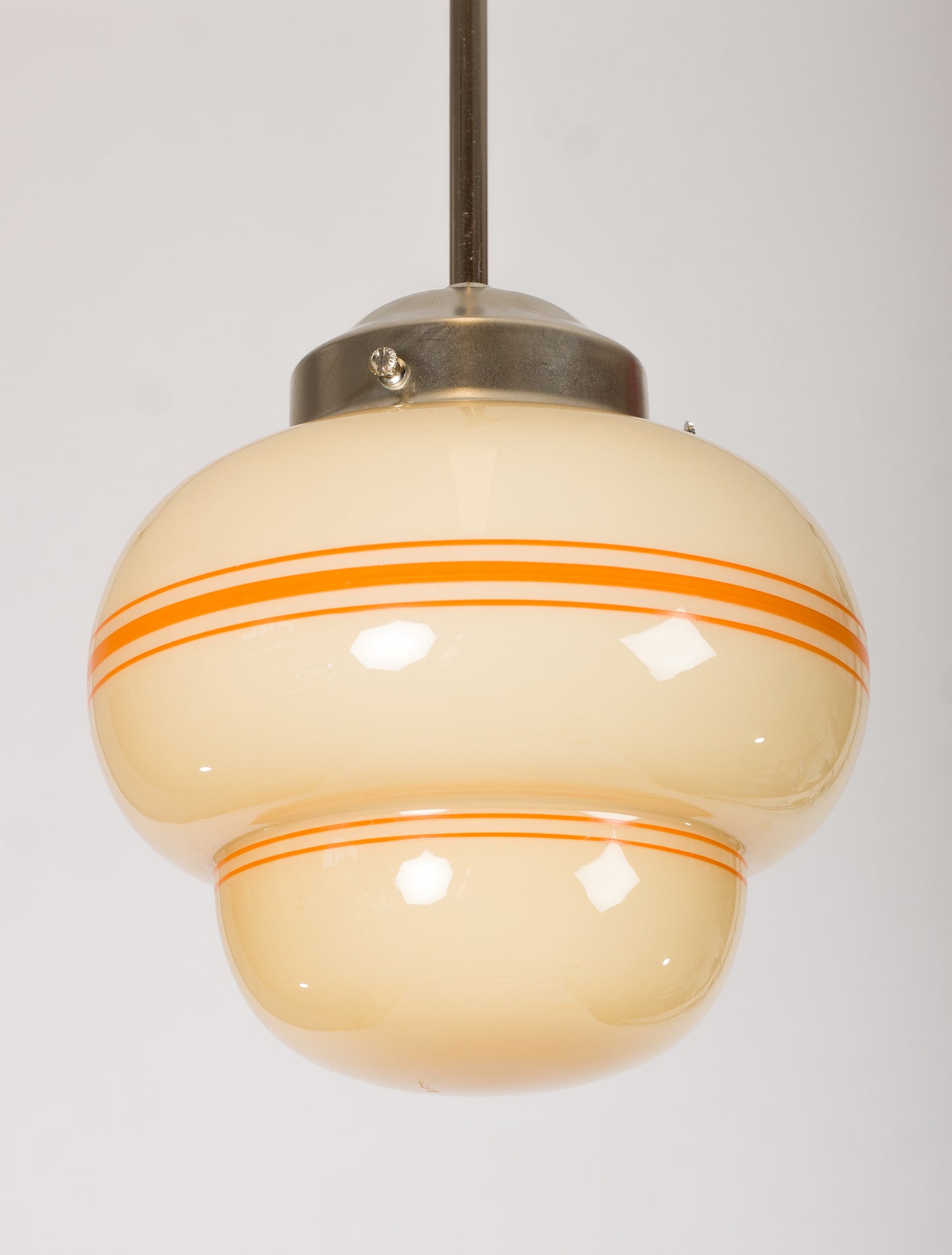 Retro glaskupa i kräm och gult med dekorränder i orange