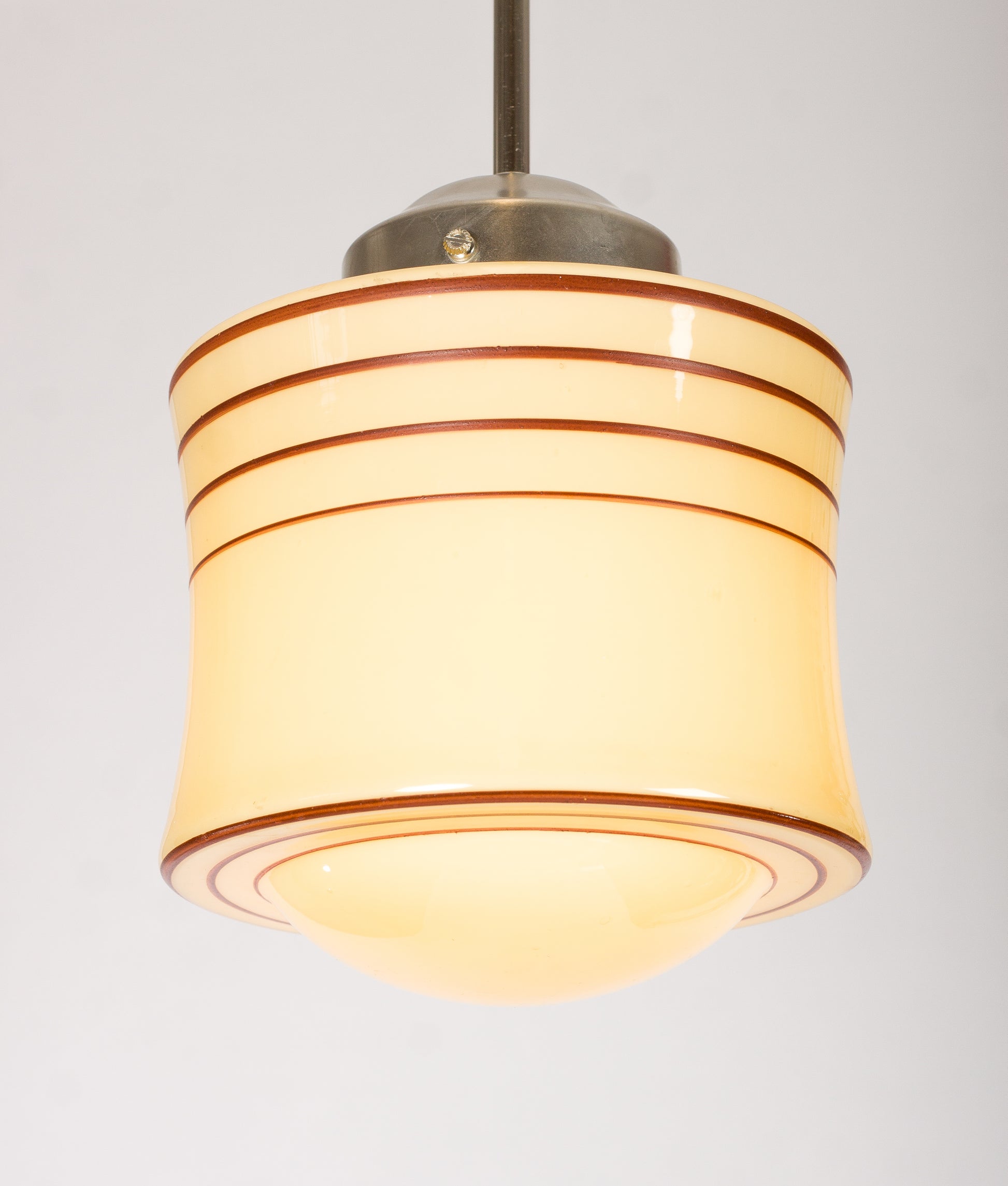 Retro lampkupa i kräm och gult glas med röda dekorränder. Pendel i nickel eller mässing
