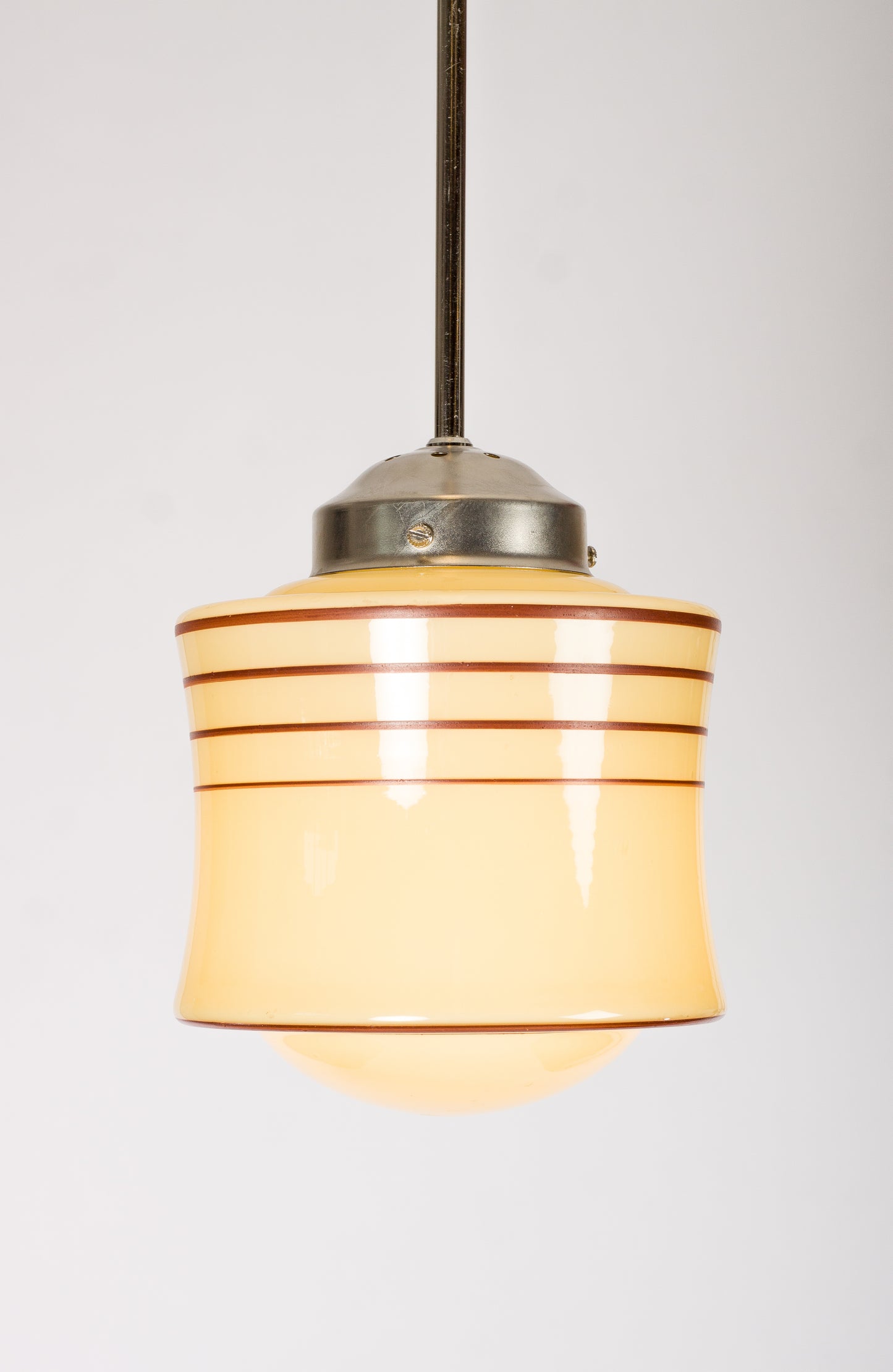 Retro lampkupa i kräm och gult glas med röda dekorränder. Pendel i nickel eller mässing
