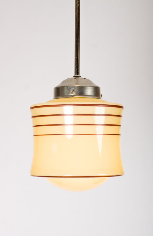 Retro lampkupa i kräm och gult glas med röda dekorränder. Pendel i nickel eller mässing
