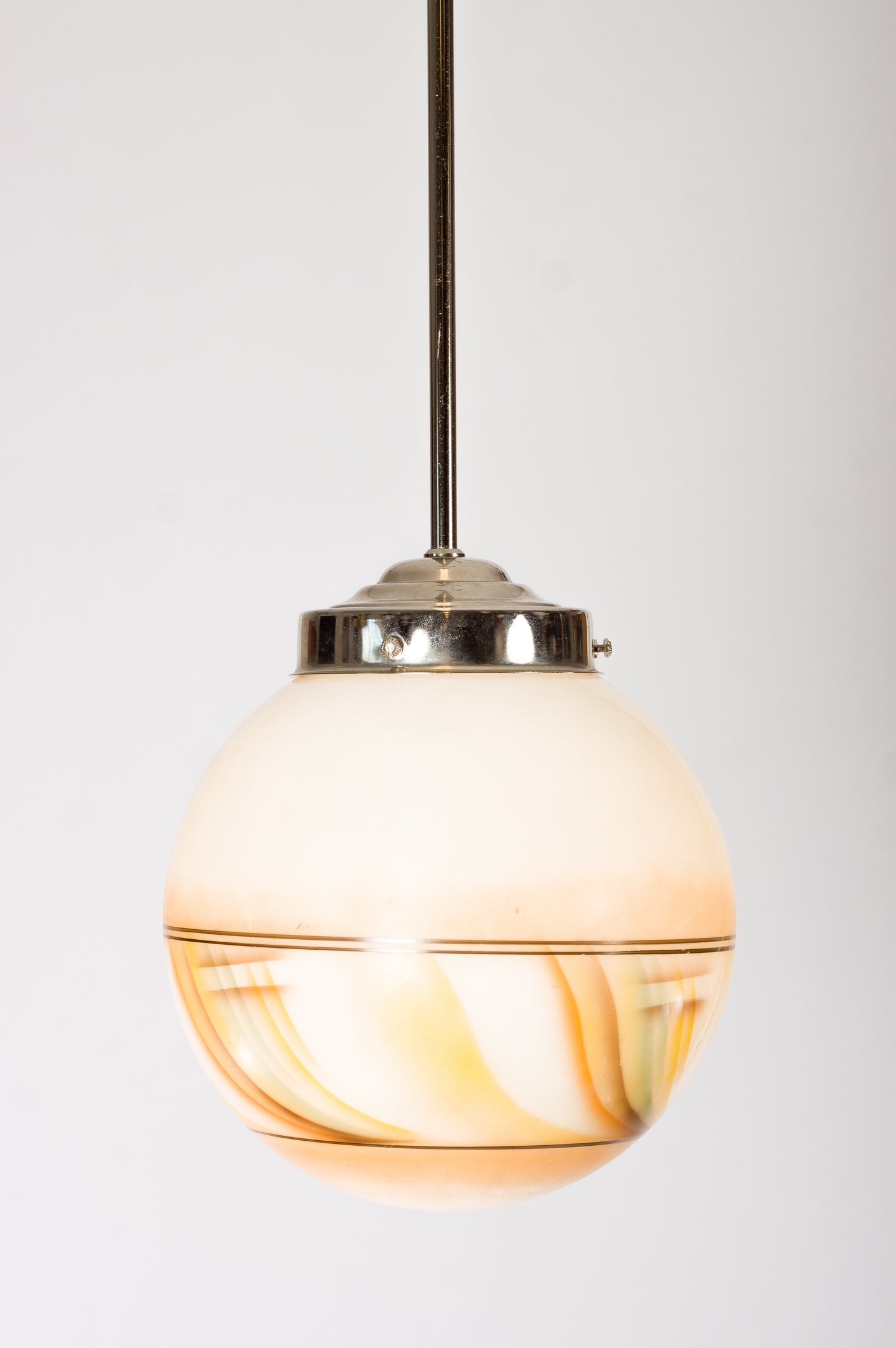 Rund retro lampkupa i 70-talsfärger. Passar pendel i nickel, krom eller mässing

