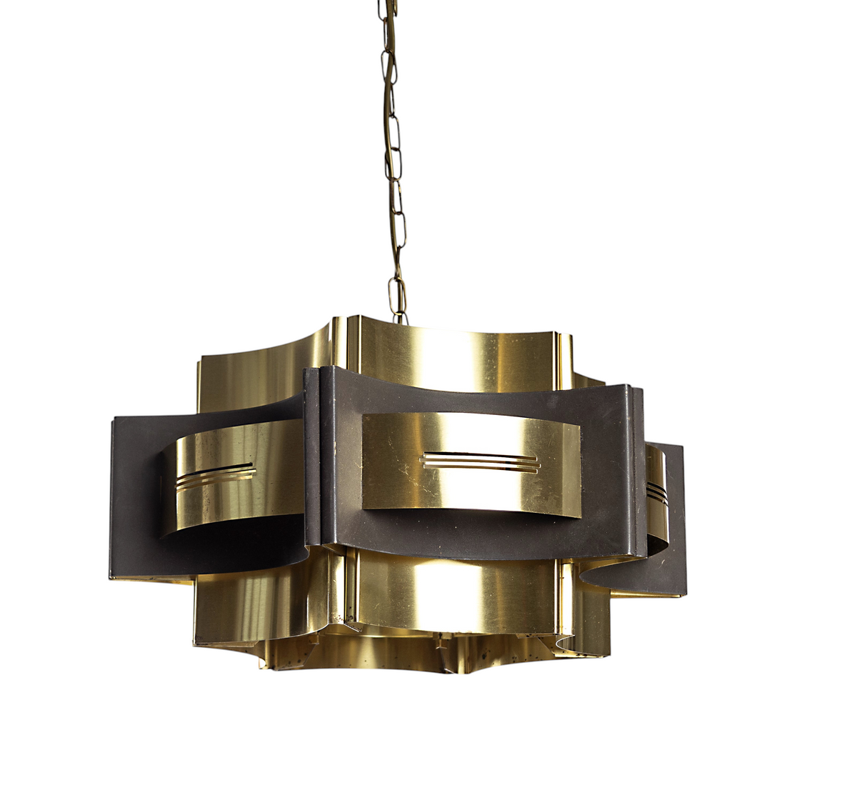 Cool retro taklampa i mässing och målad svart plåt, hängande i mässingskedja, 1960-tal