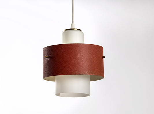 Retro taklampa i rödlackad plåt och vitt glas med mässingsdetaljer, 1950-tal
