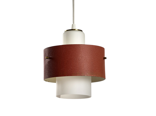 Retro taklampa i rödlackad plåt och vitt glas med mässingsdetaljer, 1950-tal