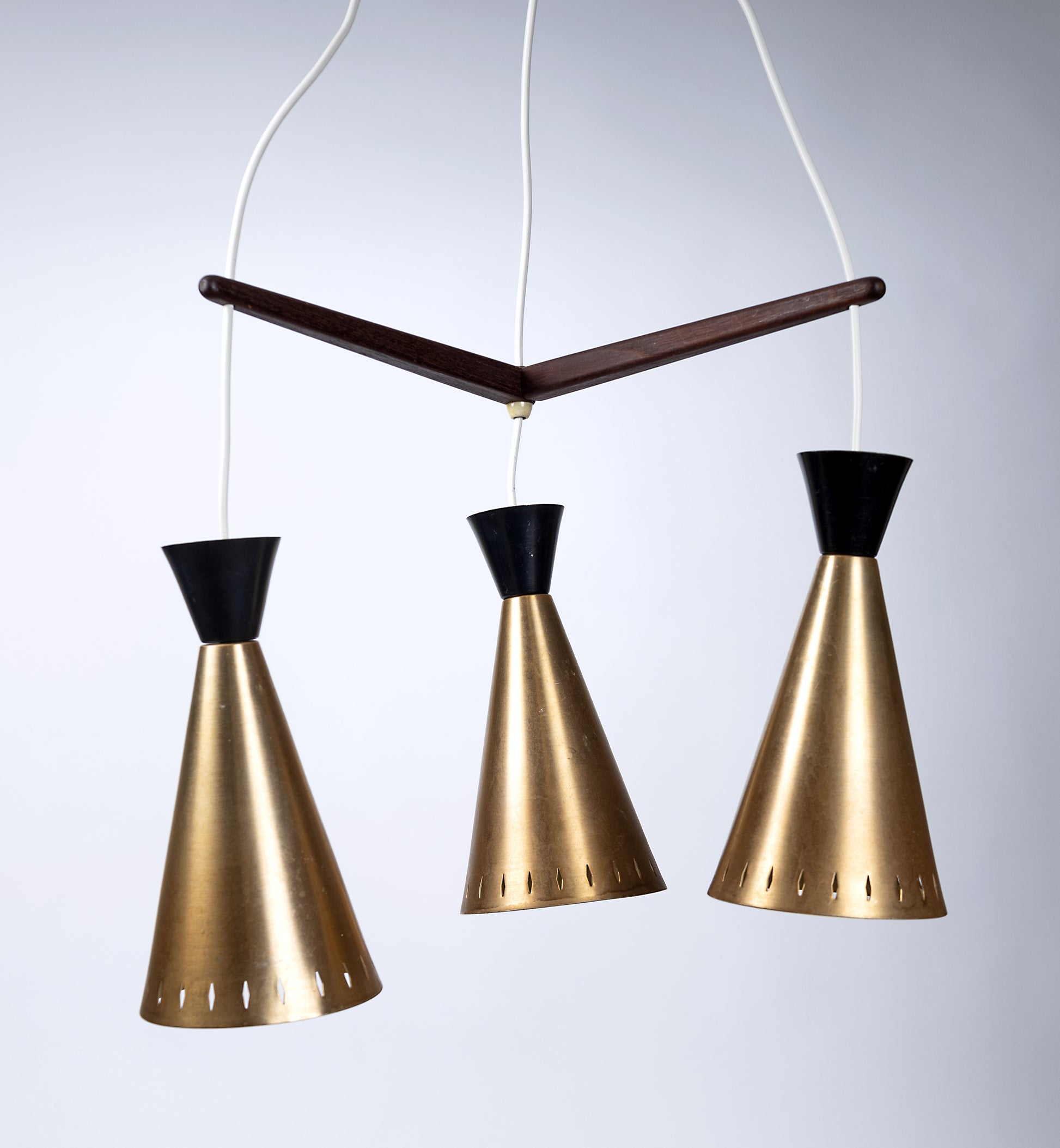 Retro taklampa med skärmar i svart och mässingsfärgad plåt med teakdetaljer och justerbar pendel från 1960-tal