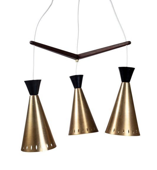 Retro taklampa med skärmar i svart och mässingsfärgad plåt med teakdetaljer och justerbar pendel från 1960-tal