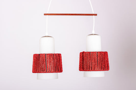 Retro taklampa med kupor i vitt mattglas, kupskärmar i röd textiltråd och justerbart fäste i teak, 1950–1960-tal
