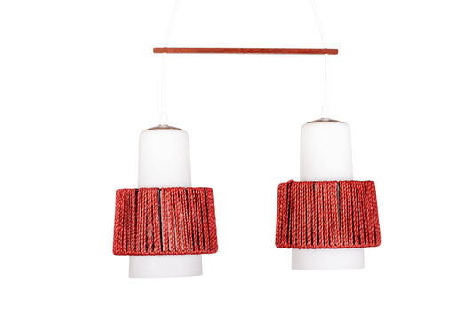 Retro taklampa med kupor i vitt mattglas, kupskärmar i röd textiltråd och justerbart fäste i teak, 1950–1960-tal