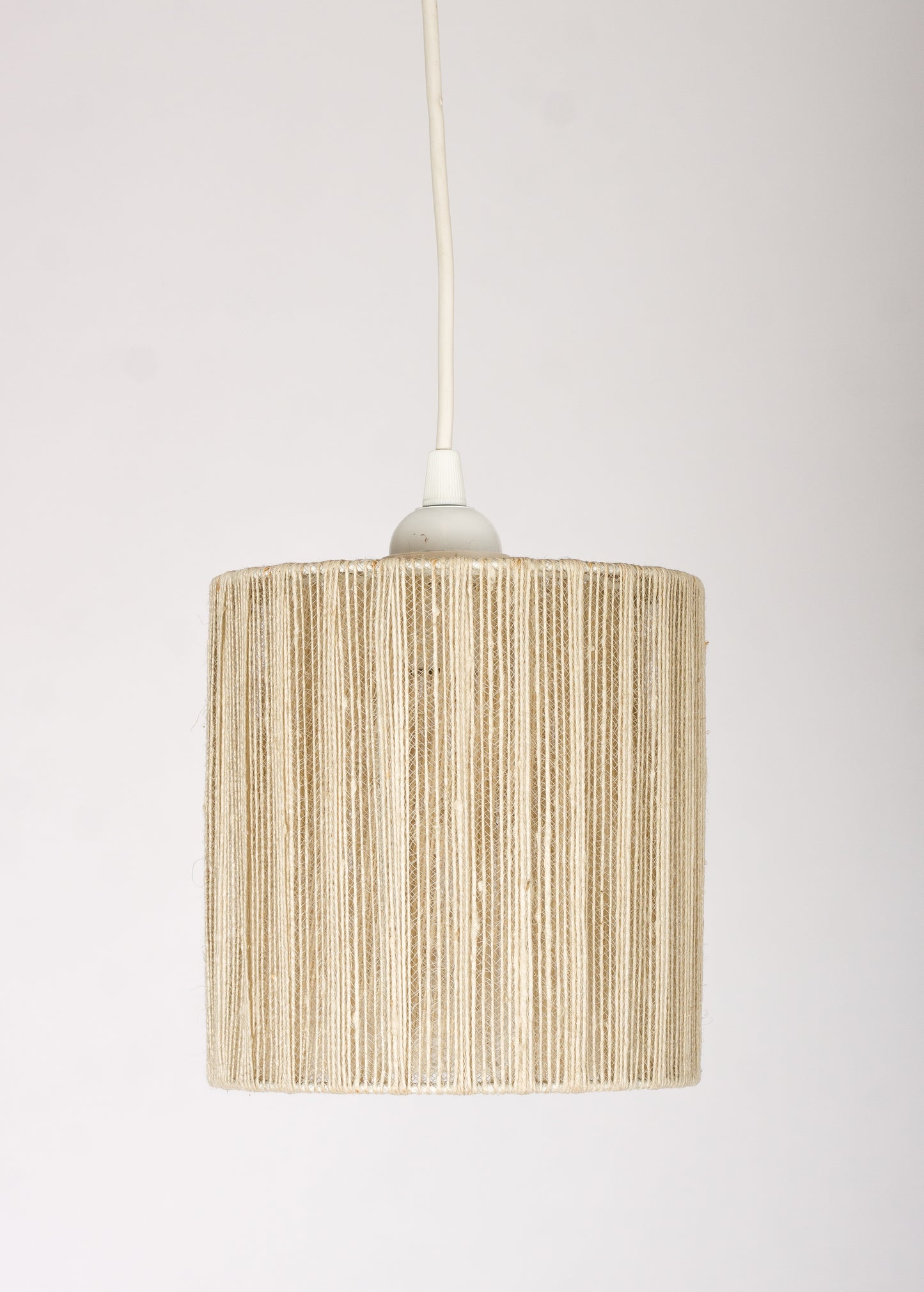Retro taklampa med skärm flätad i textiltråd. 70-talsdesign
