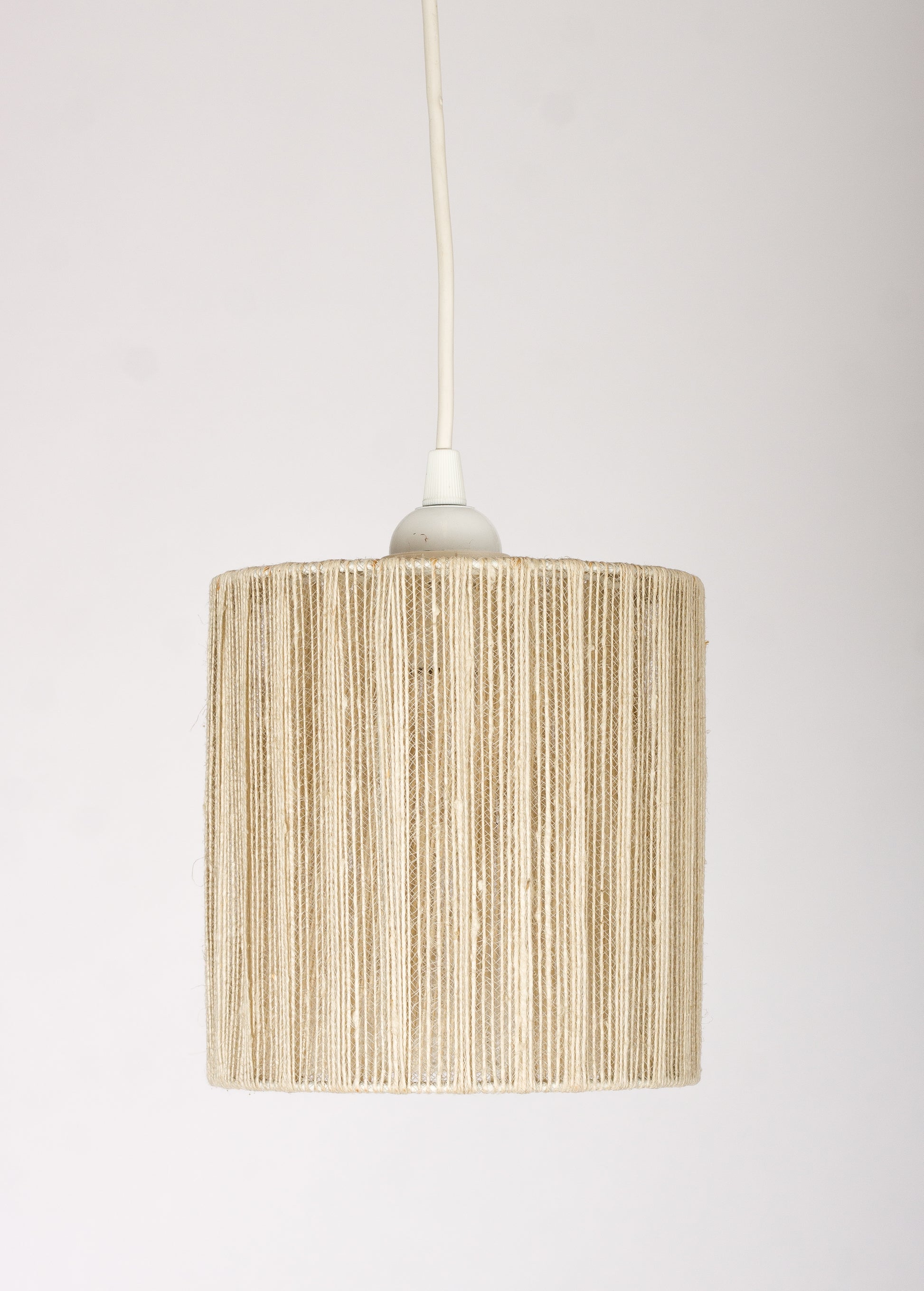 Retro taklampa med skärm flätad i textiltråd. 70-talsdesign
