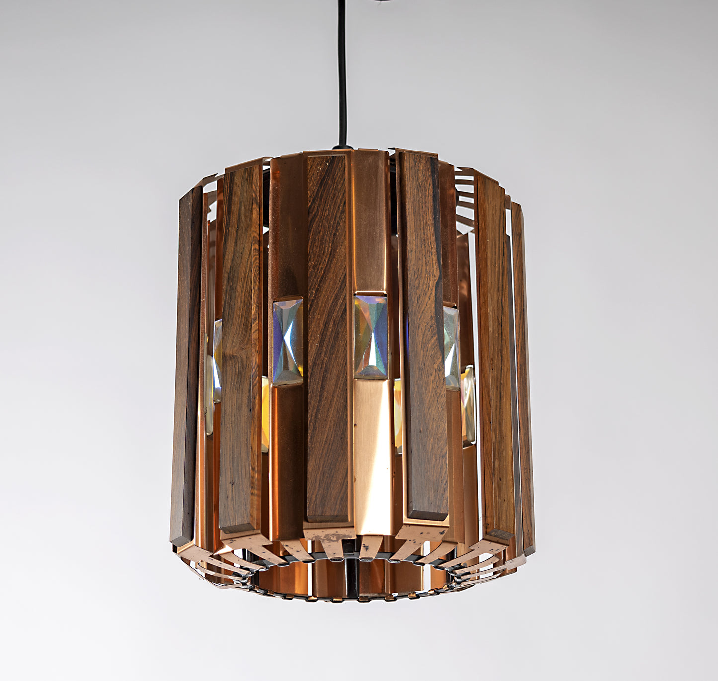 Cool retrolampa i koppar och trä med prismor, 1960-tal,
