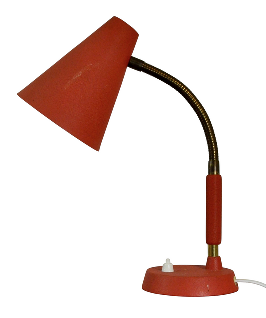 Enkel röd skrivbordslampa i metallaccent, Sverige 1950-tal