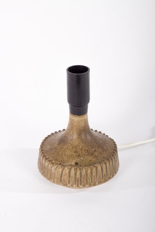 Liten bordslampa i handgjord keramik. Designad av Rolf Palm 
