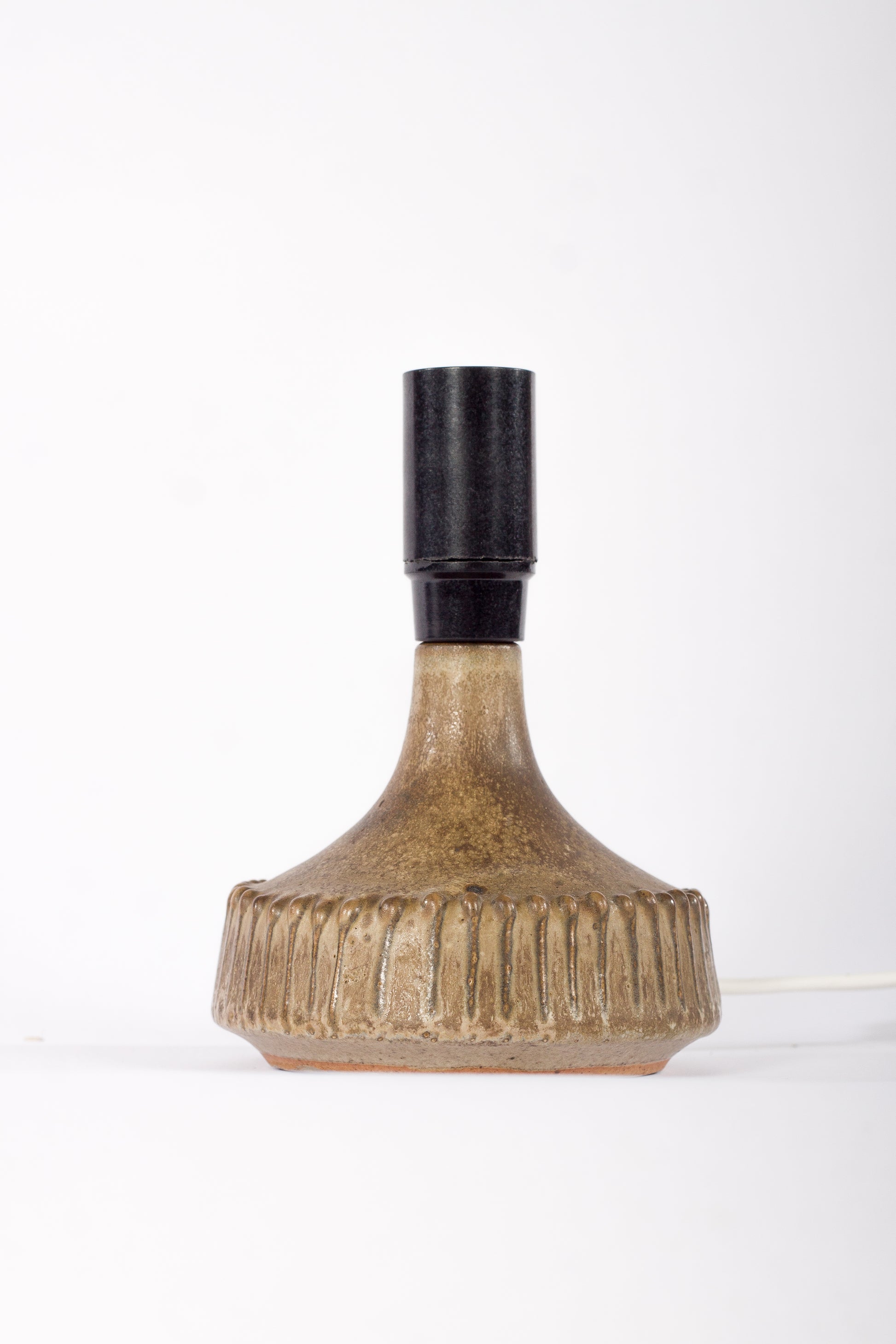 Liten bordslampa i handgjord keramik. Designad av Rolf Palm 
