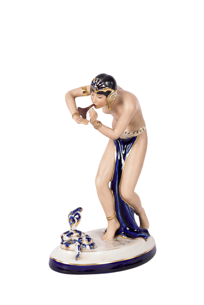 Porslinsfigur föreställande en ormtjuserska i Art Deco-stil, tillverkad av Royal Dux under 1900-talets första hälft.