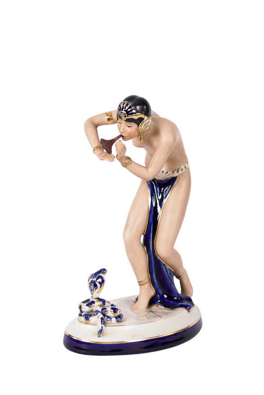Porslinsfigur föreställande en ormtjuserska i Art Deco-stil, tillverkad av Royal Dux under 1900-talets första hälft.