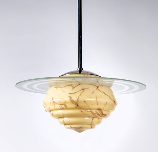 Liten saturnuslampa med kupa i gult marmorerat glas och ring med frostade ränderoch pendel i krom