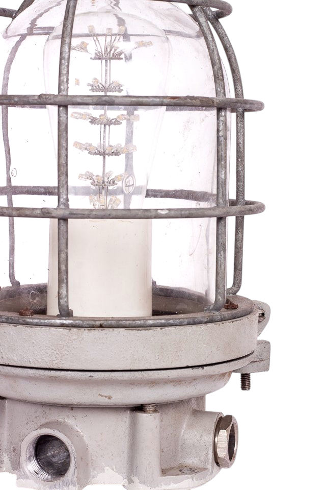 Industrilampa i metall och glas från Sieverts Kabelverk, monterad som bordslampa med svart textilkabel och strömbrytare.