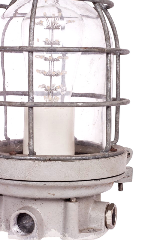 Industrilampa i metall och glas från Sieverts Kabelverk, monterad som bordslampa med svart textilkabel och strömbrytare.