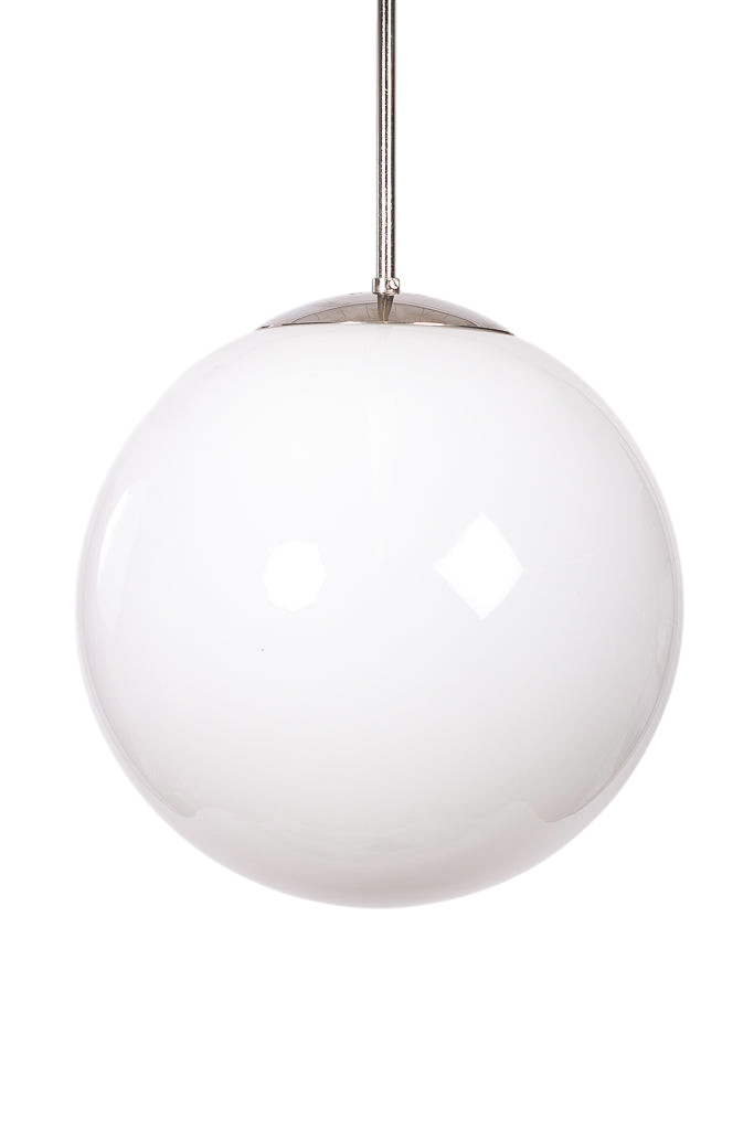 Stor skollampa i vitt glas.