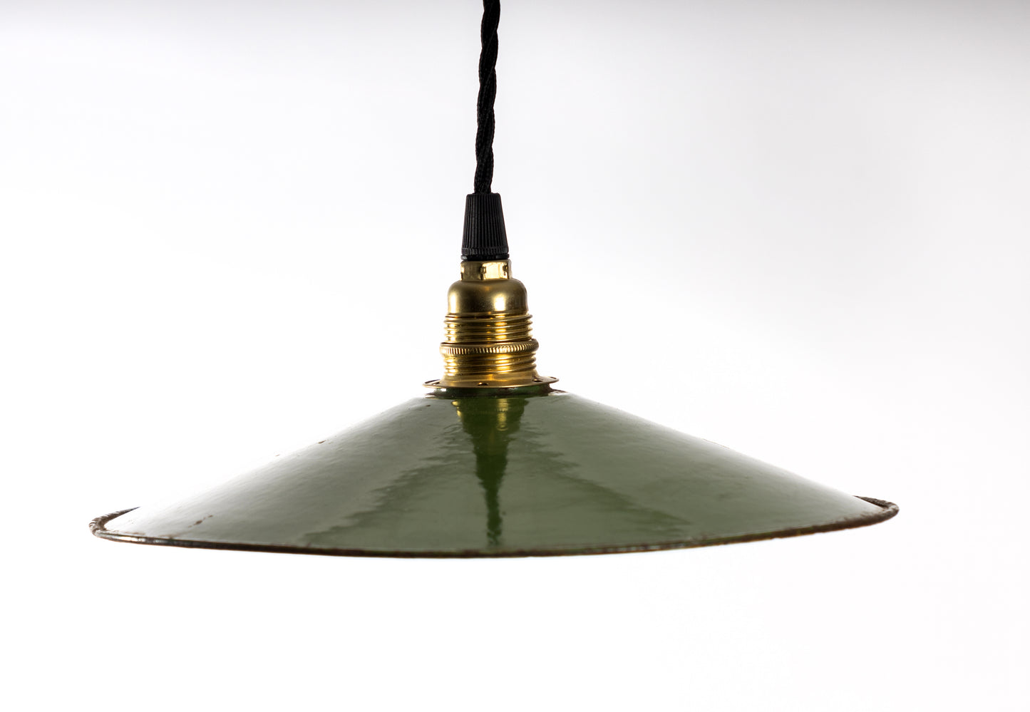 Skomakarlampa i emaljerat glas med grön utsida och vit insida, charmig rost och patina, E14-sockel i mässing, svart tvinnad textilkabel, 1920–1930-tal
