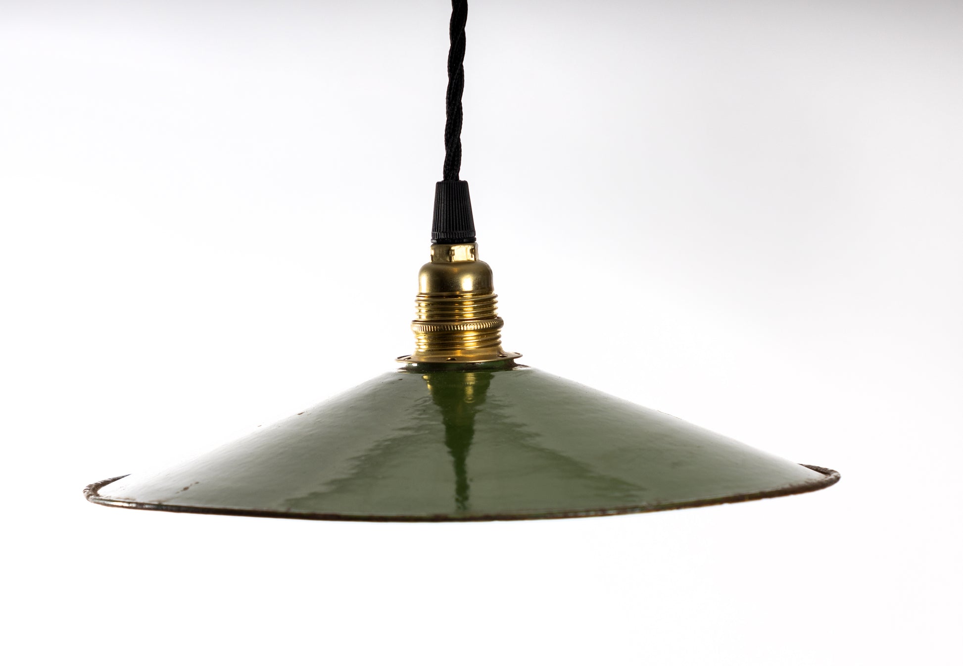 Skomakarlampa i emaljerat glas med grön utsida och vit insida, charmig rost och patina, E14-sockel i mässing, svart tvinnad textilkabel, 1920–1930-tal
