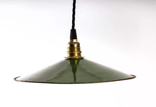 Skomakarlampa i emaljerat glas med grön utsida och vit insida, charmig rost och patina, E14-sockel i mässing, svart tvinnad textilkabel, 1920–1930-tal
