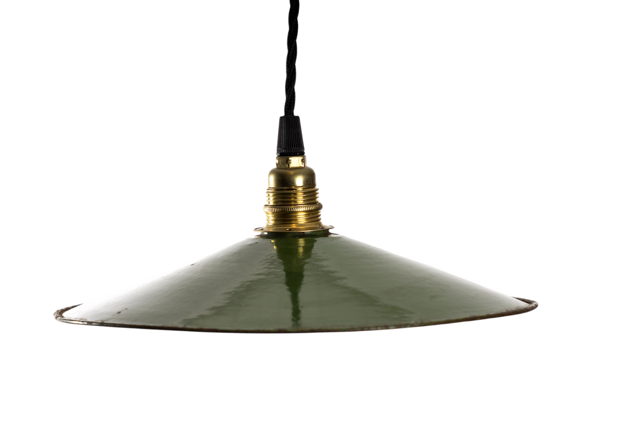 Skomakarlampa i emaljerat glas med grön utsida och vit insida, charmig rost och patina, E14-sockel i mässing, svart tvinnad textilkabel, 1920–1930-tal