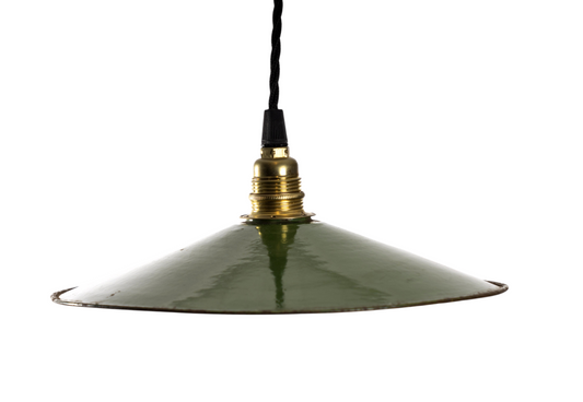 Skomakarlampa i emaljerat glas med grön utsida och vit insida, charmig rost och patina, E14-sockel i mässing, svart tvinnad textilkabel, 1920–1930-tal