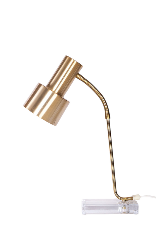 Stilren skrivbordslampa med glasfot och stomme i mässing