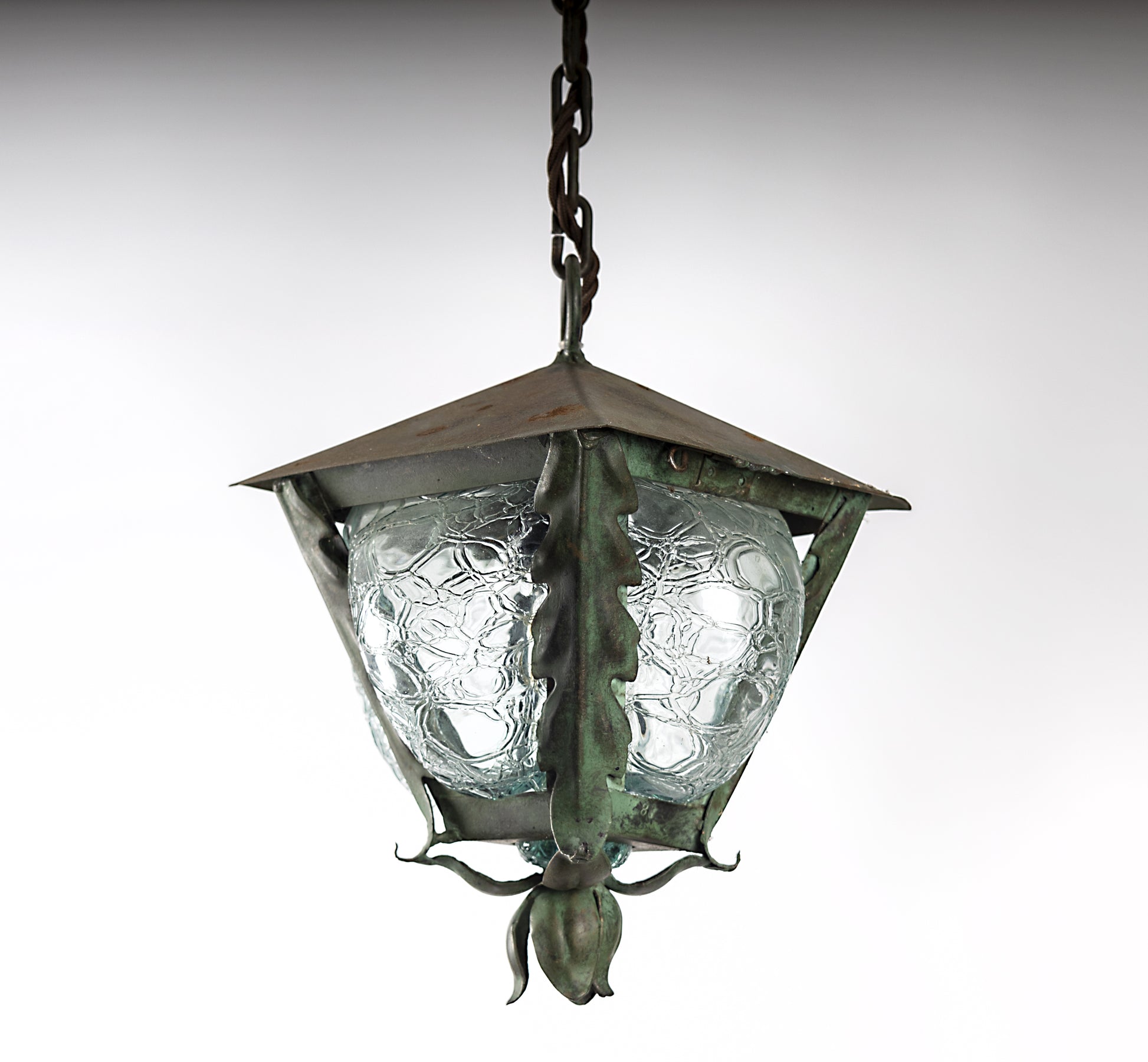 Smideslampa med blåst krackelerat glas, troligen Stockholms Glasbruk, mässing, 1930-tal
