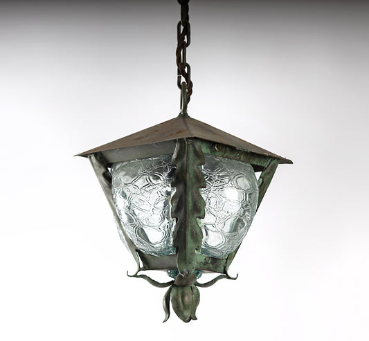 Smideslampa med blåst krackelerat glas, troligen Stockholms Glasbruk, mässing, 1930-tal
